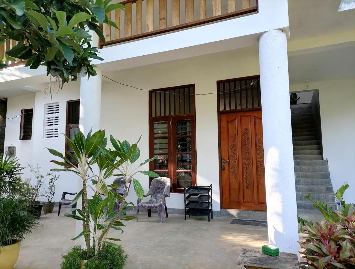 디크웰라 Hiriketiya Hasmal House 아파트 외부 사진
