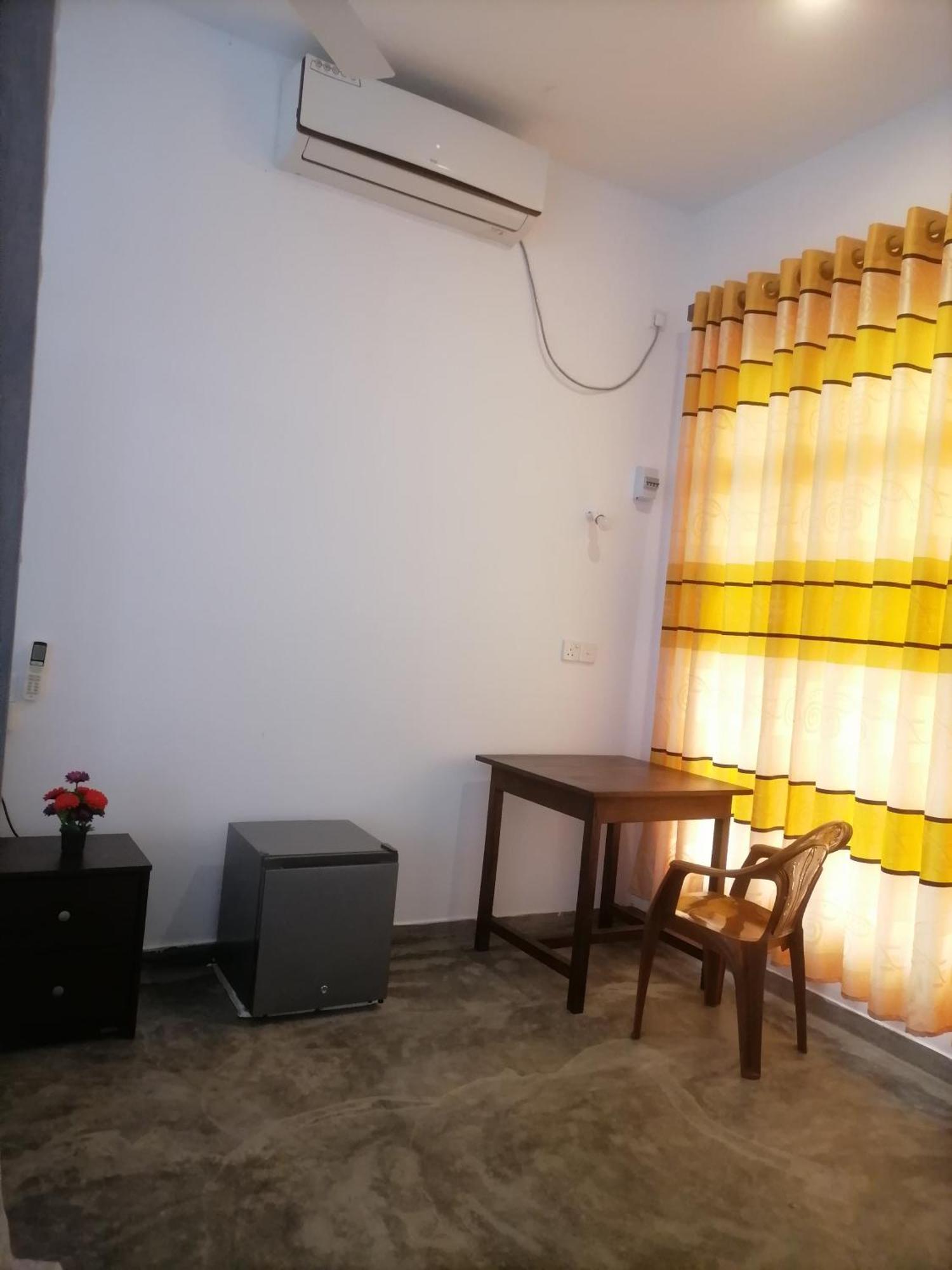 디크웰라 Hiriketiya Hasmal House 아파트 외부 사진